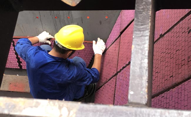 卸船機下料斗三合一耐磨陶瓷襯板安裝 卸船機下料斗三合一耐磨陶瓷襯板安裝